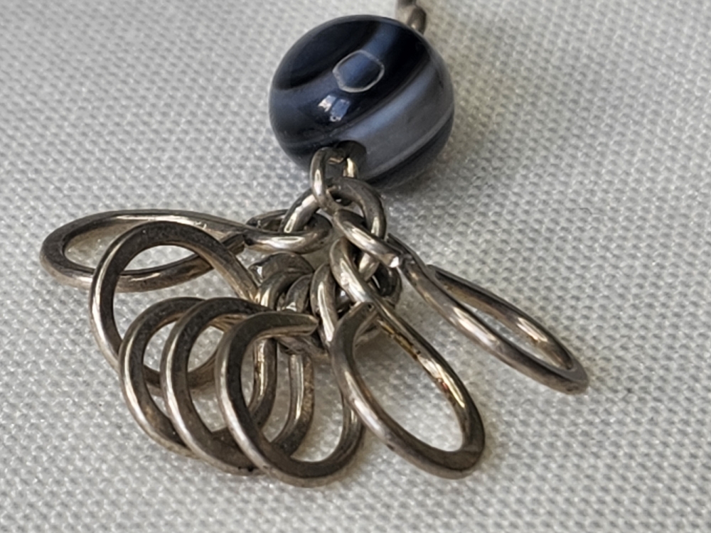 Boucle d'oreilles en argent massif et agate striée gris – Image 2