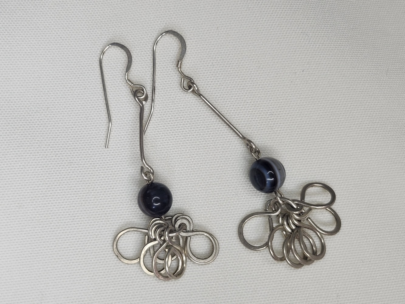 Boucle d'oreilles en argent massif et agate striée gris