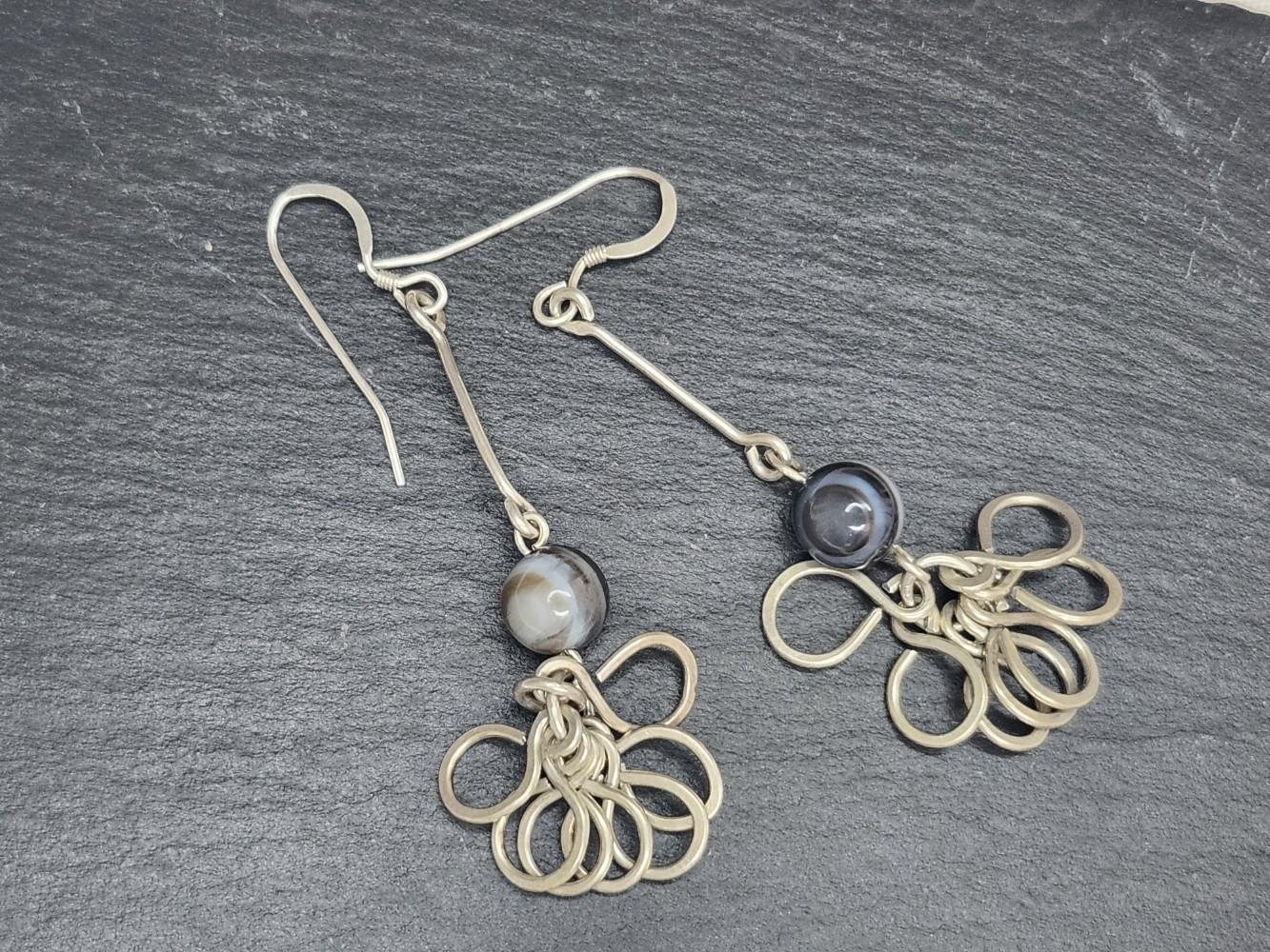 Boucle d'oreilles en argent massif et agate striée gris – Image 3