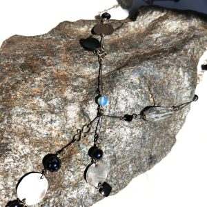 Collier sautoir avec une variété de perles en verre et différentes pierres