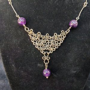 Collier en argent massif et pierres d'améthyste et plastron en fleur
